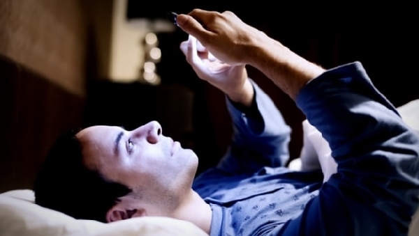 Почему смартфоны мешают нам спать